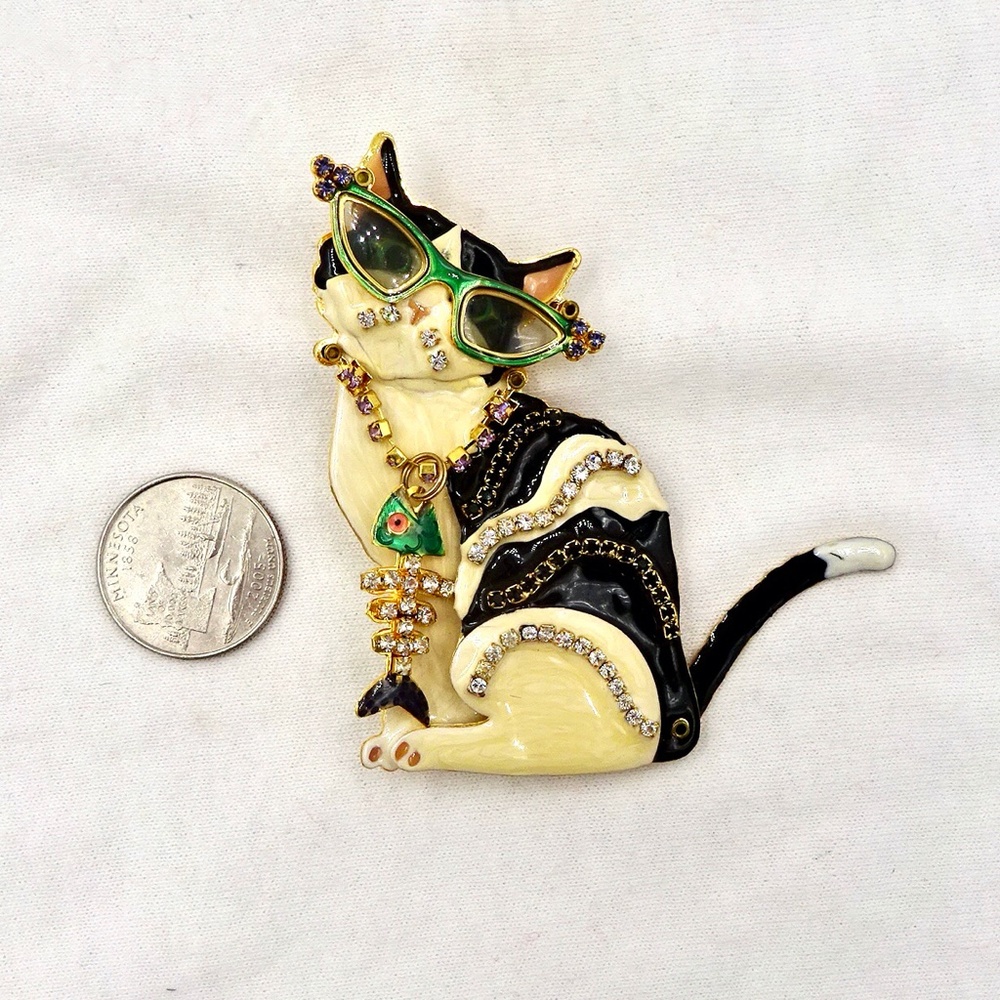LUNCH at the RITZ LATR 2GO GlamourPuss Pin Pendant - Picture 7 of 11